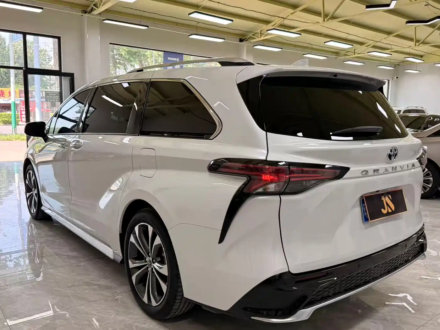 Toyota Granvia 2024 2.5L Hybrid Premium PLUS фото 7