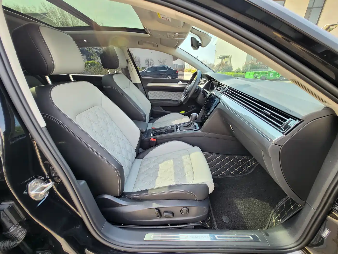 Volkswagen Magotan 2023 Model 2 Million Commemorative Edition 330TSI DSG Luxury фото 6