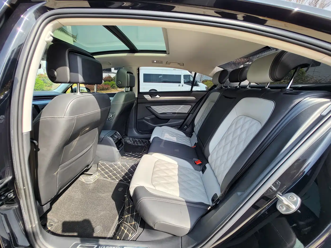 Volkswagen Magotan 2023 Model 2 Million Commemorative Edition 330TSI DSG Luxury фото 8