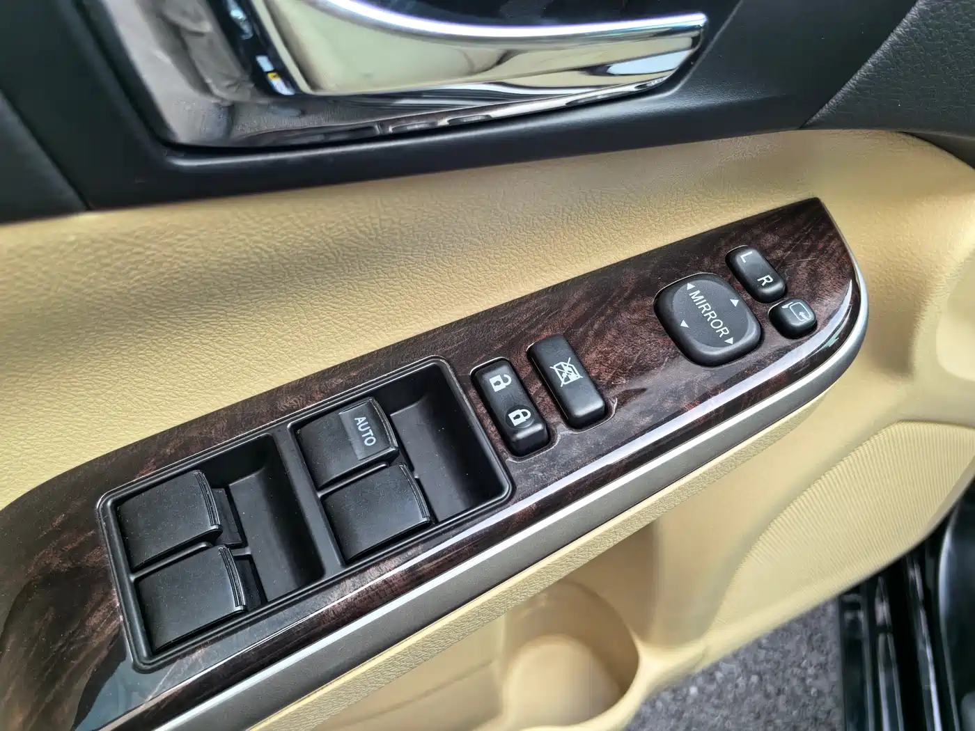 Toyota Camry 2015 2.0G Leading Edition фото 23
