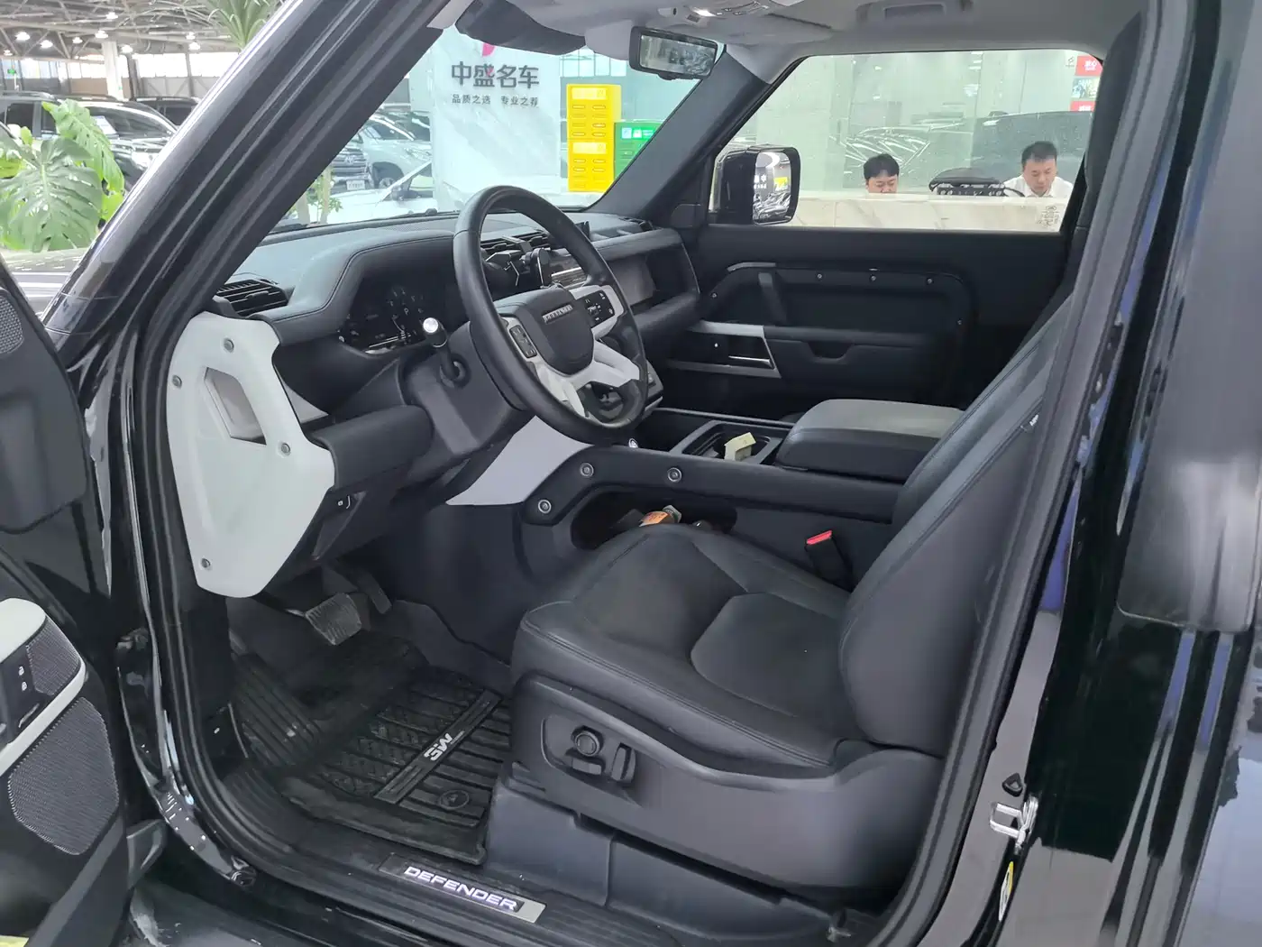 Land Rover Defender 2023 Model 90 3.0T P400 XS фото 4