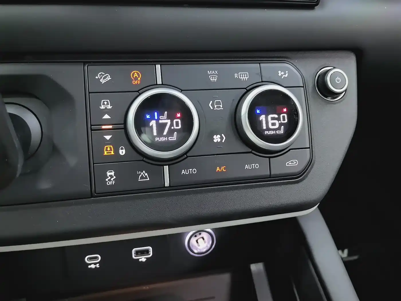 Land Rover Defender 2023 Model 90 3.0T P400 XS фото 8