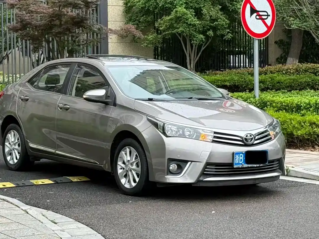 Toyota Corolla 2014 1.6L CVT GL-i Leather Edition фото 3