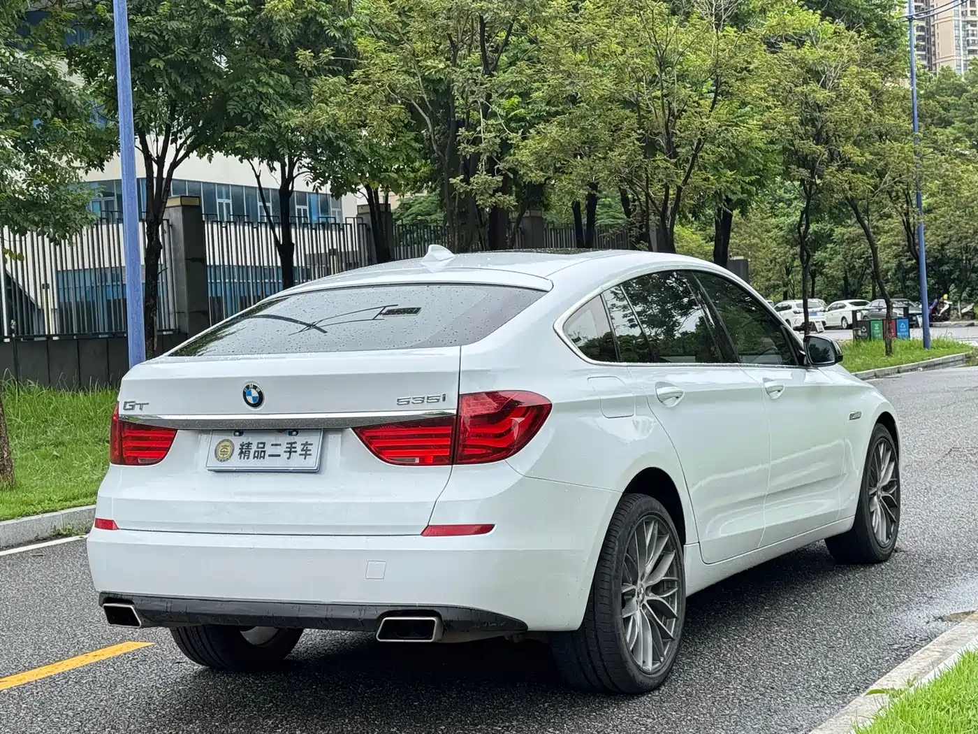 BMW 5 Series GT 2010 535i Luxury Model фото 5
