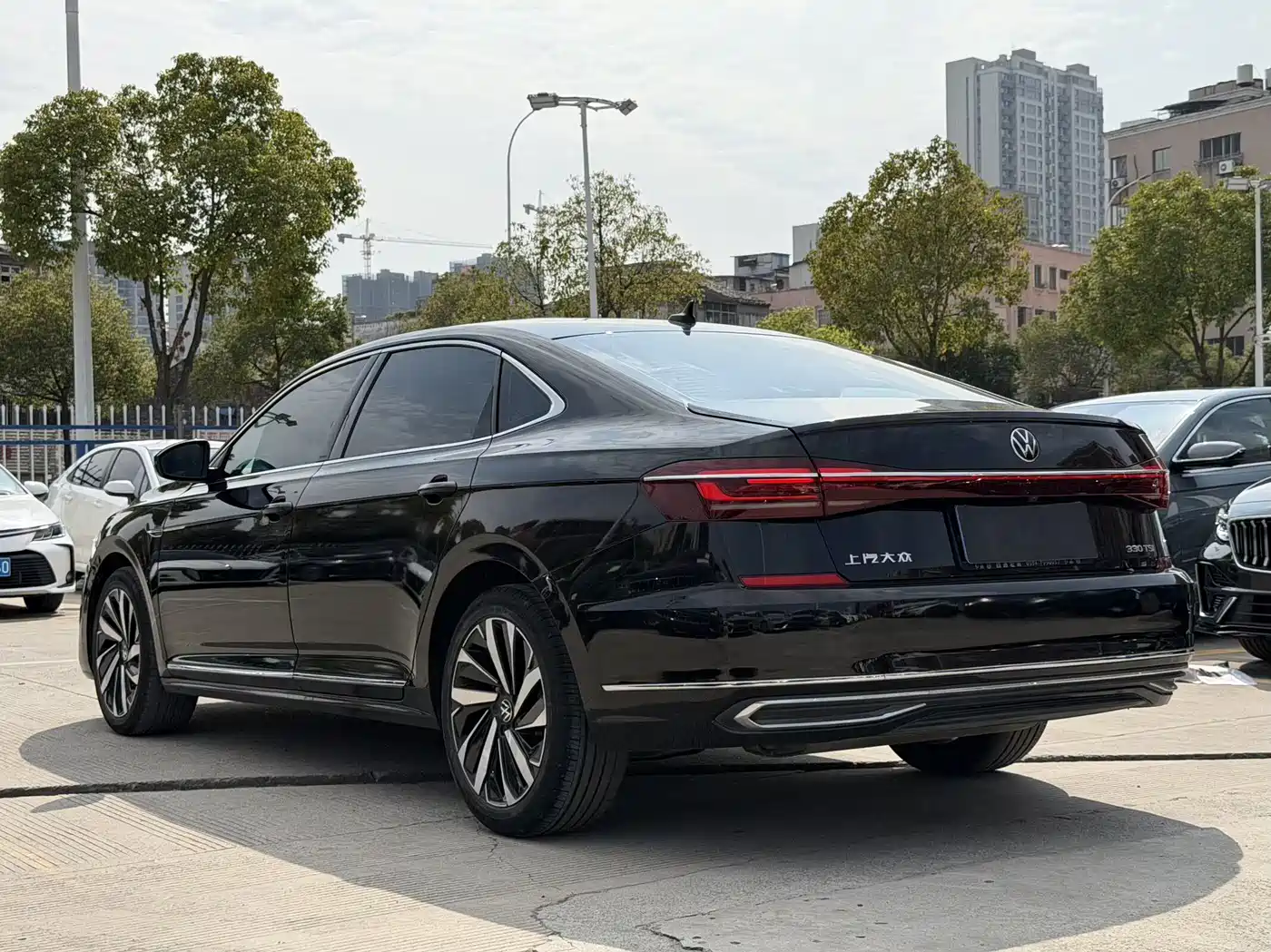 Volkswagen Passat 2022 330TSI Starlight Elite Edition фото 4