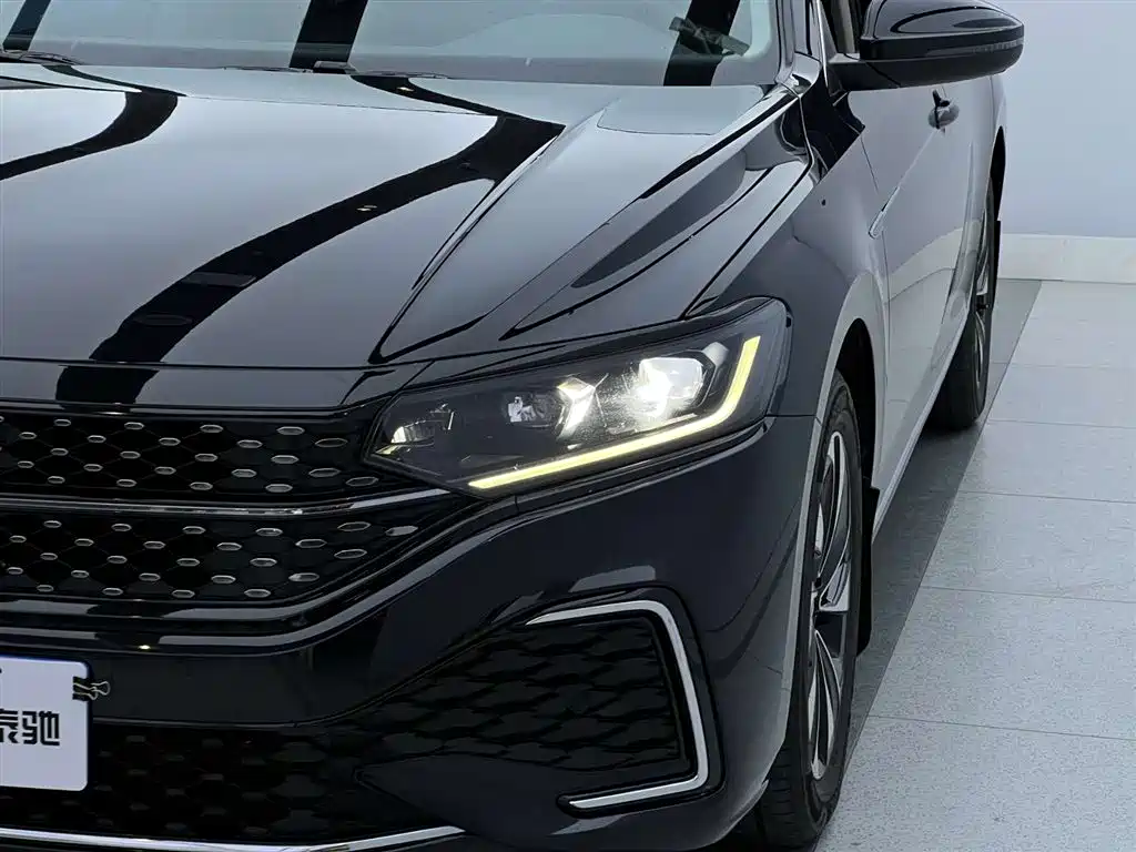 Volkswagen Passat 2023 330TSI Starlight Elite Edition фото 6