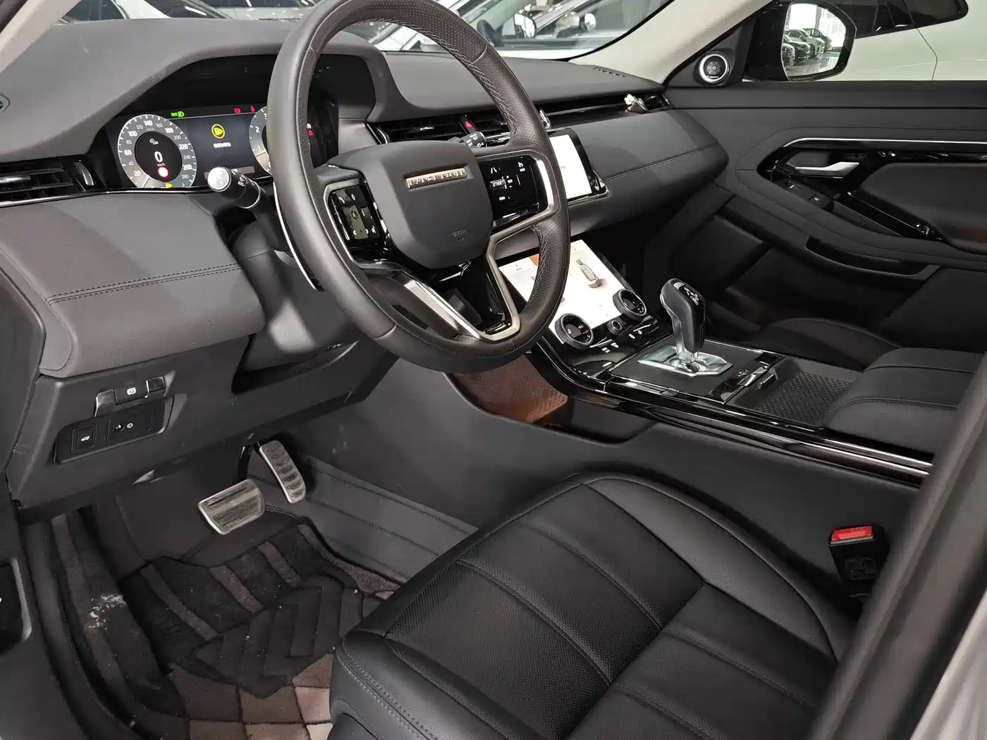 Land Rover Range Rover Evoque 2023 Range Rover Evoque L 249PS Corinthian Bronze Special Edition фото 4