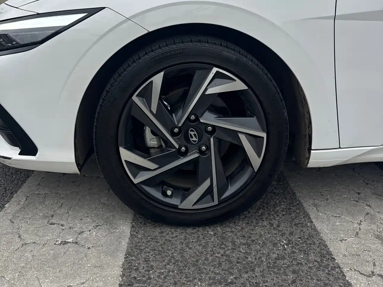 Hyundai Elantra 2023 Model 1.5L CVT LUX Premium Edition фото 7