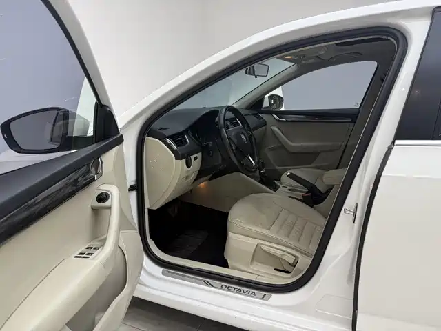 Škoda Octavia 2017 1.6L Automatic Smart Edition фото 12
