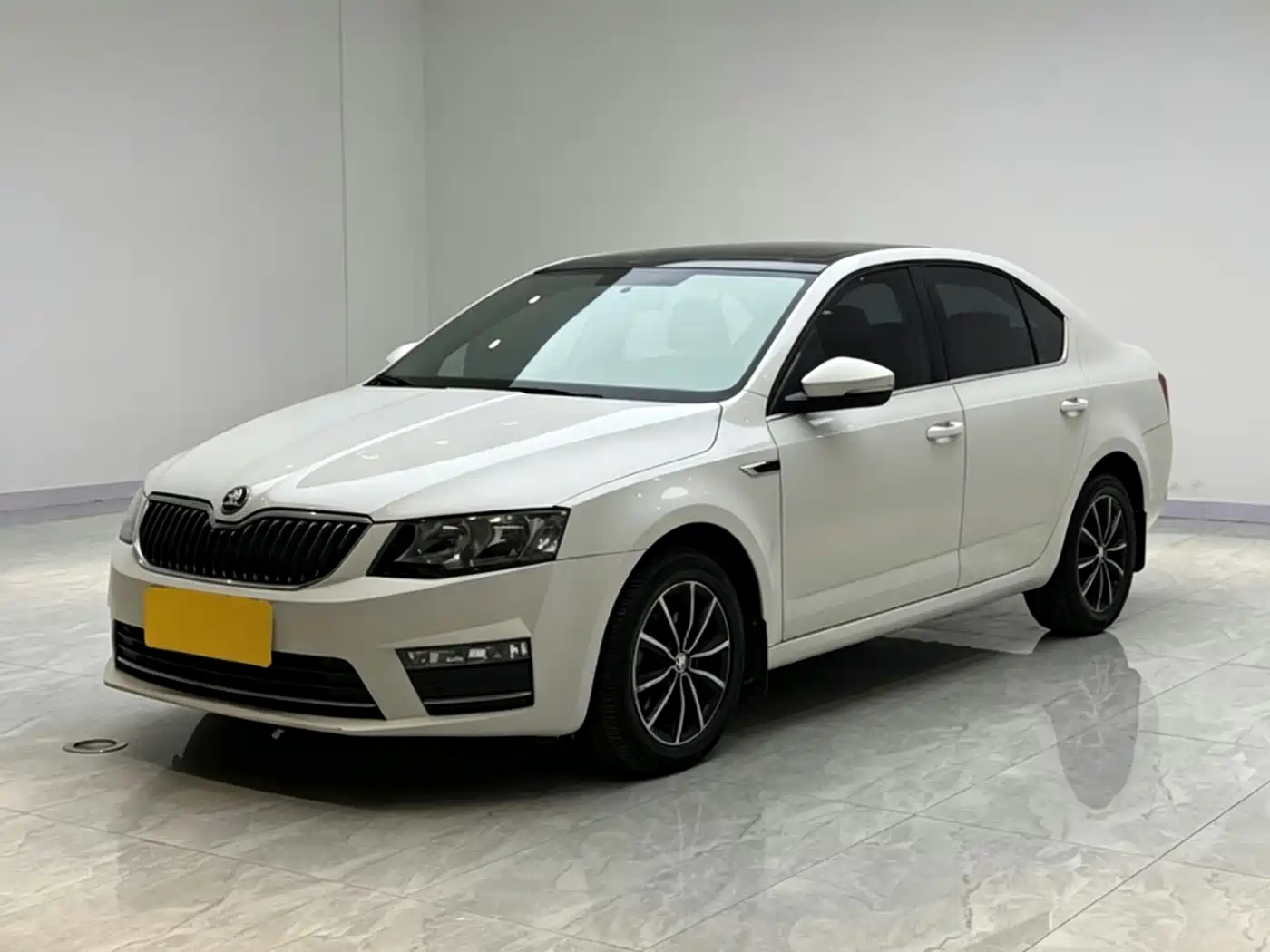 Škoda Octavia 2017 1.6L Automatic Smart Edition фото 2