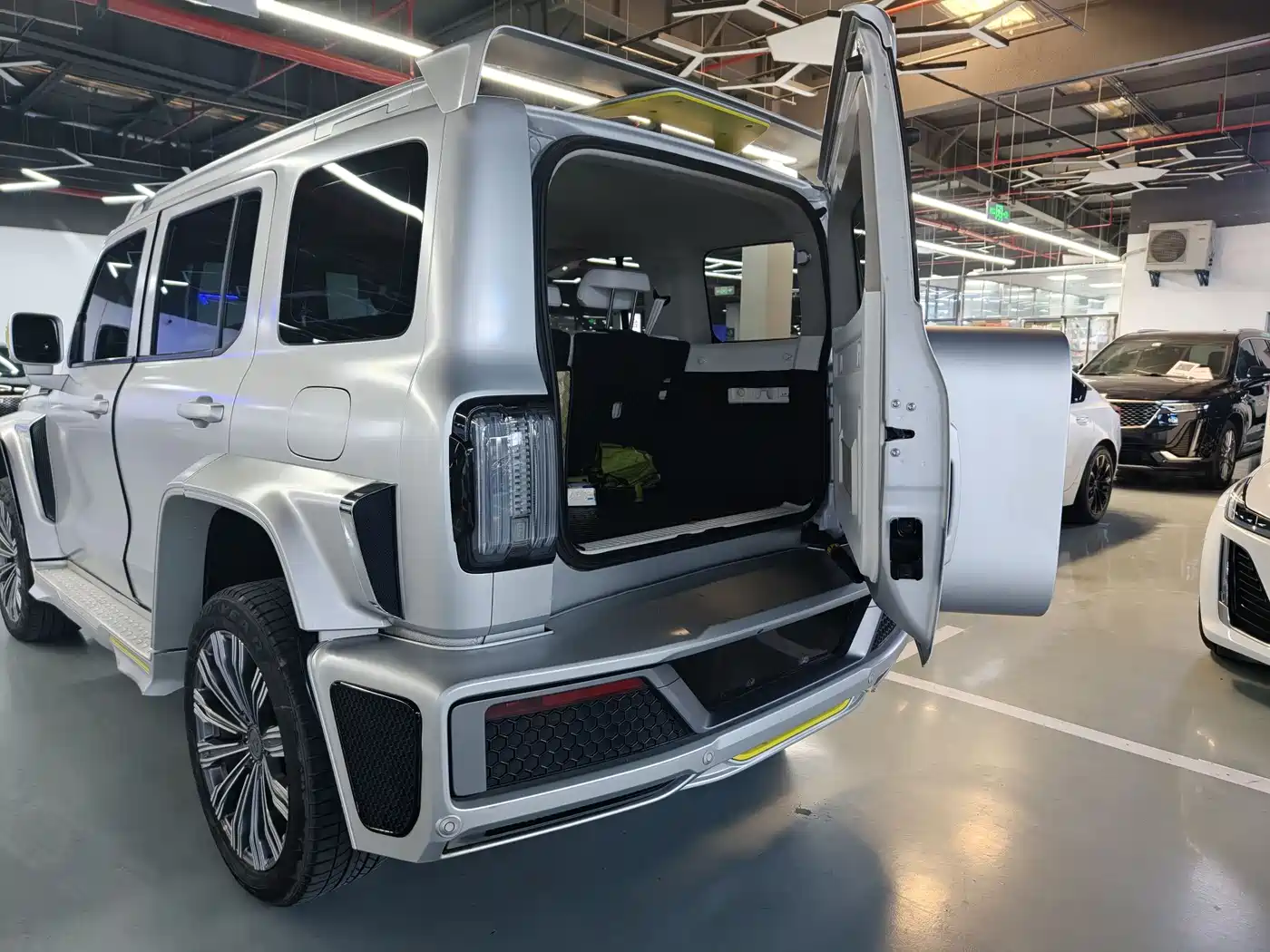 TANK CO CREATION TANK 300