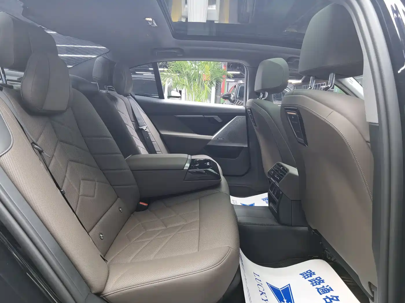 BMW 5 Series 2025 530Li Leading M Sport Package фото 9