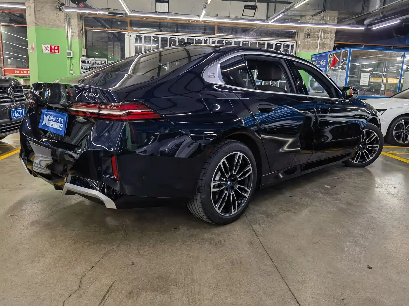 BMW 5 Series 2025 530Li Leading M Sport Package фото 4