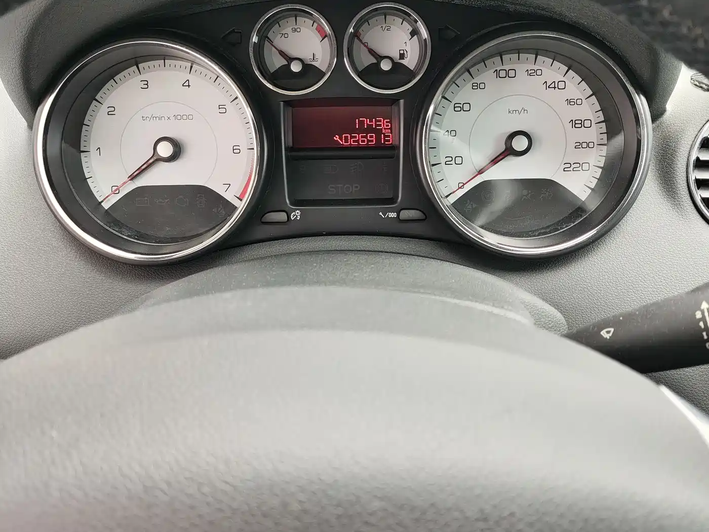 Peugeot 408 2013 2.0L Automatic Comfort Edition фото 9