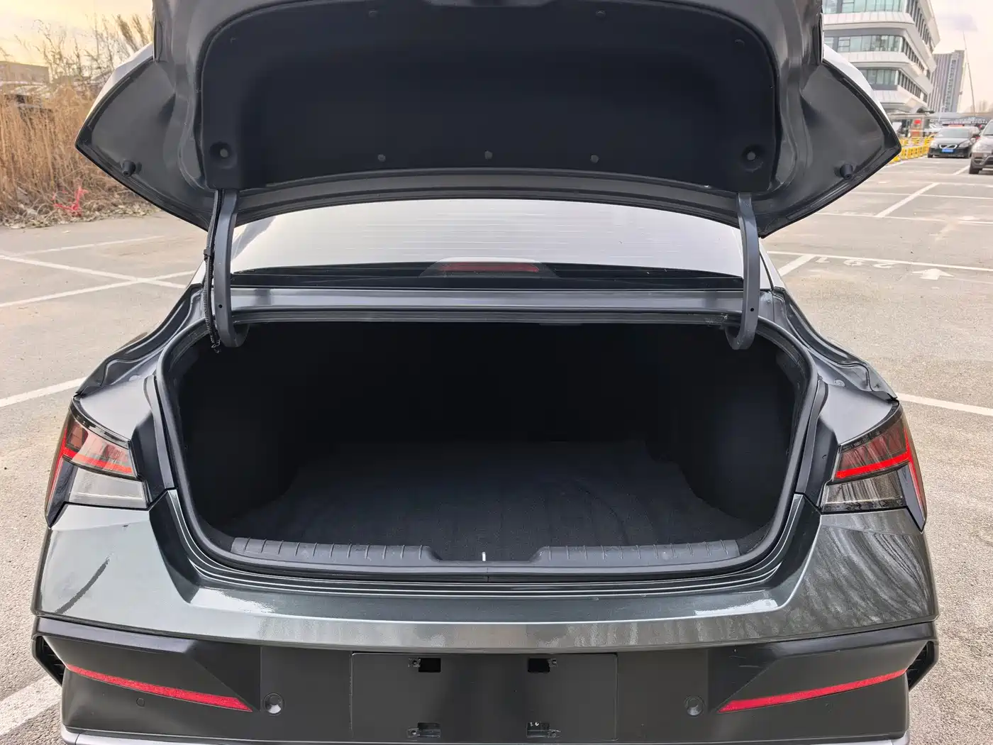 Hyundai Elantra 2023 Model 1.5L CVT LUX Premium Edition фото 19