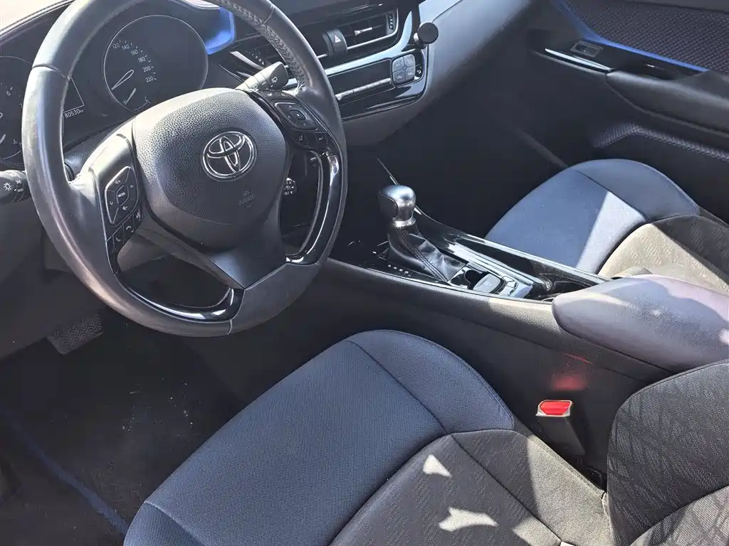 Toyota C-HR 2020 Model 2.0L Luxury фото 3