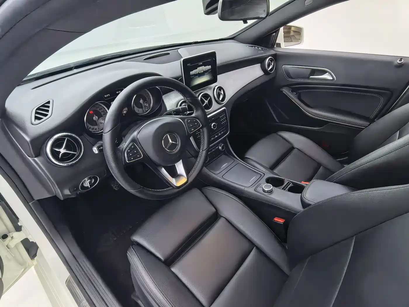 Mercedes-Benz CLA (Import) 2016 CLA 200 Fashion фото 14