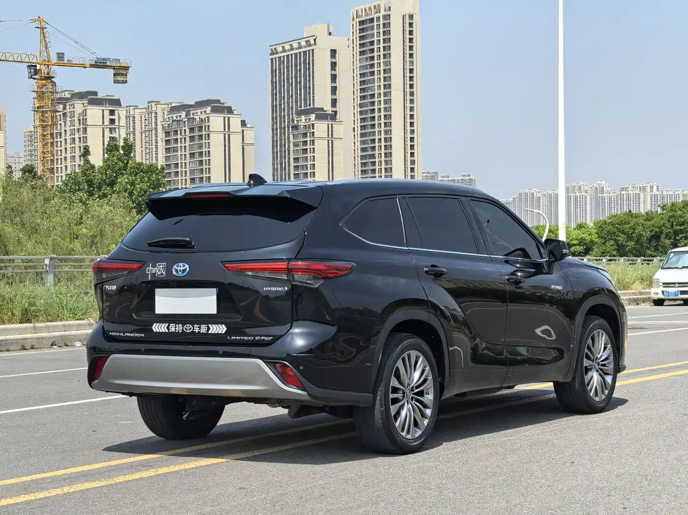 Toyota Highlander 2022 Dual Engine 2.5L 4WD Supreme Edition 7-Seater фото 13