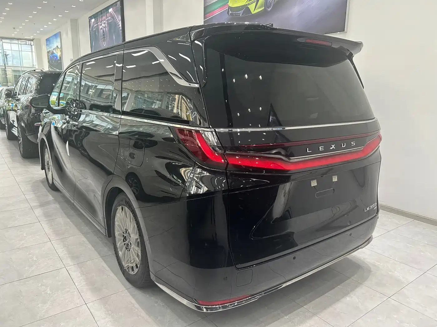 Lexus LM 2023 500h Four-Seat Imperial Edition фото 10