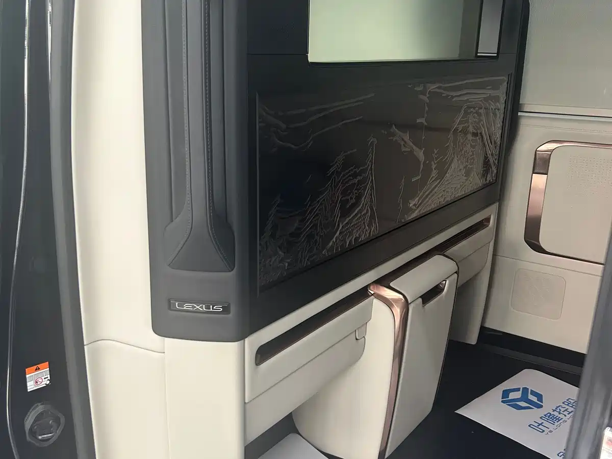 Lexus LM 2023 500h Four-Seat Imperial Edition фото 6