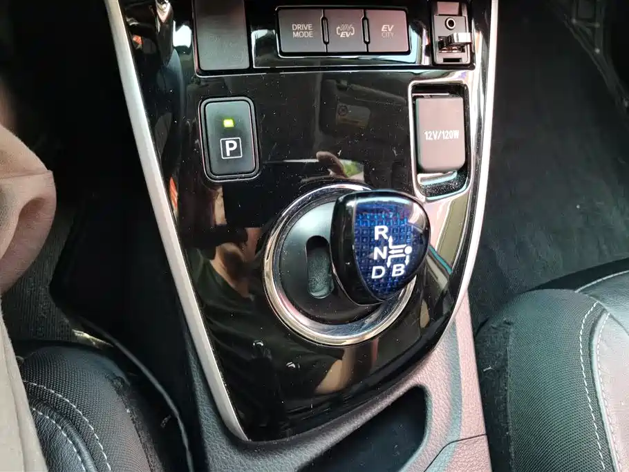 Toyota Corolla Twin Engine E+ 2019 1.8L E-CVT Flagship Edition фото 16