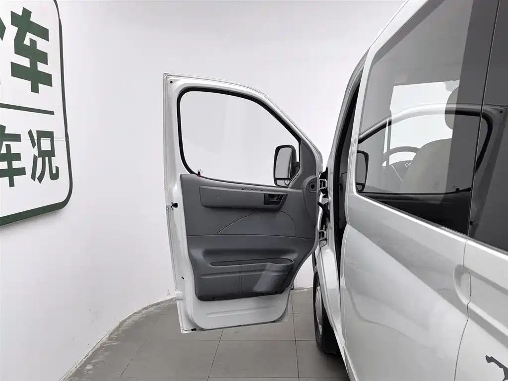SAIC Maxus Xintu V80 2018 2.5T 6-speed manual Aoyuntong modified short wheelbase ultra-low roof 5-6-seater фото 8