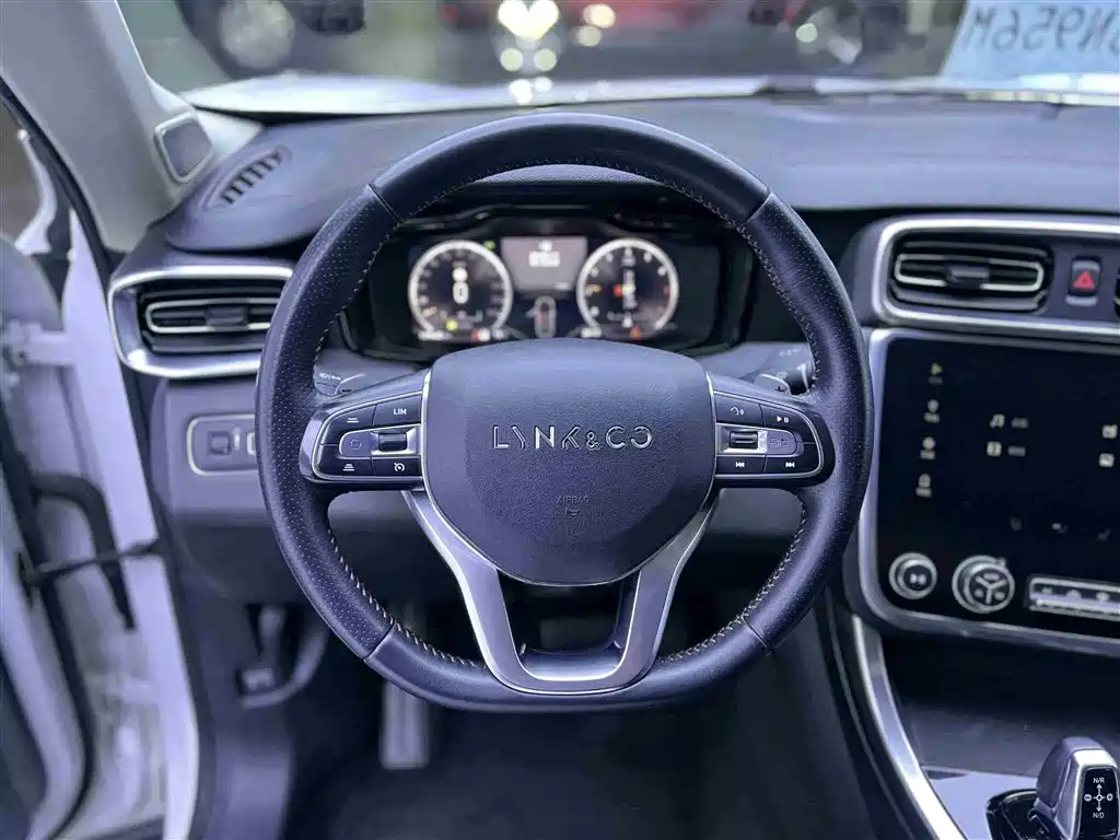 Lynk & Co 01 2017 2.0T AWD Pro фото 7