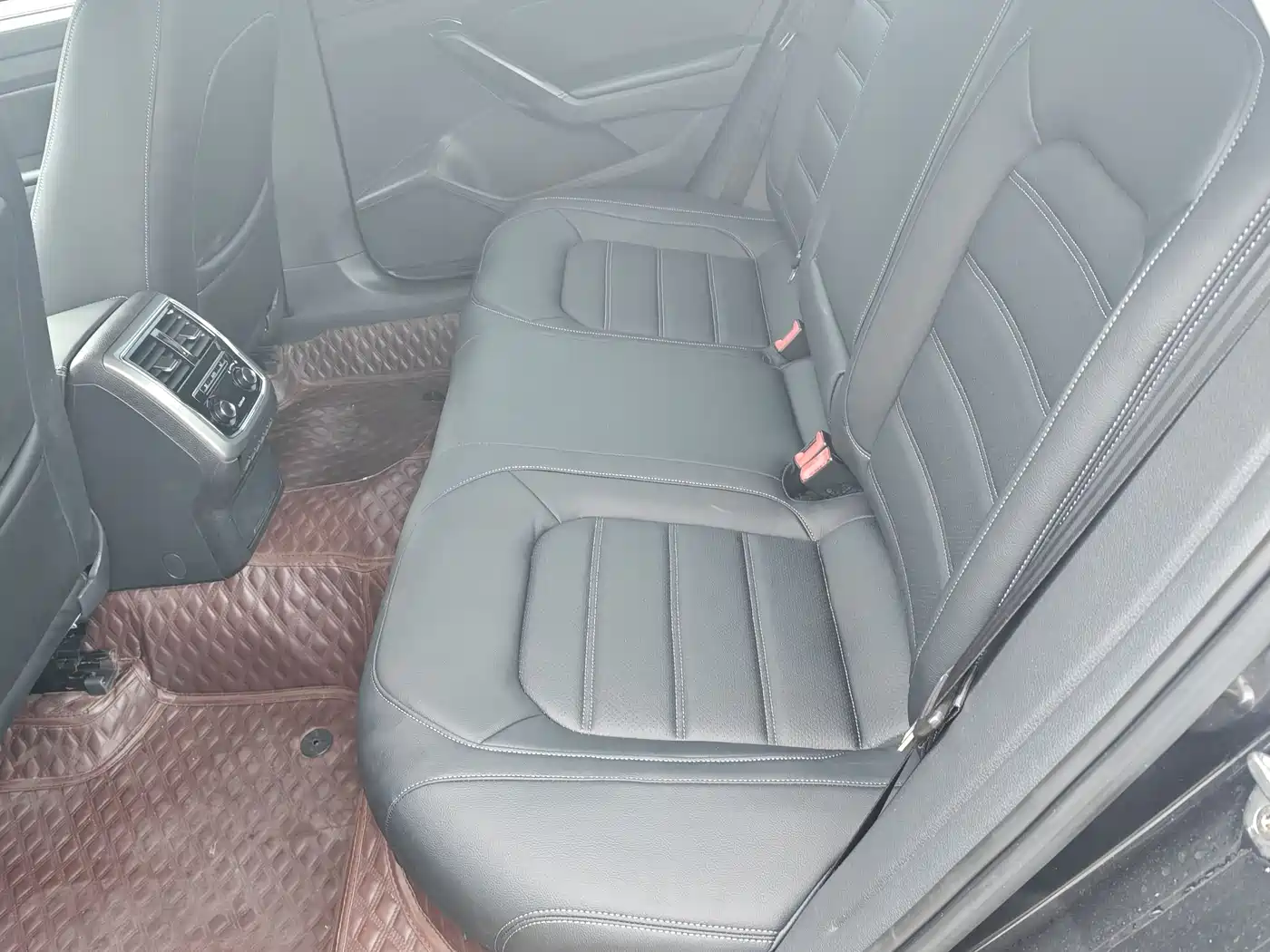 Volkswagen Passat 2016 330TSI DSG Honor Edition фото 12