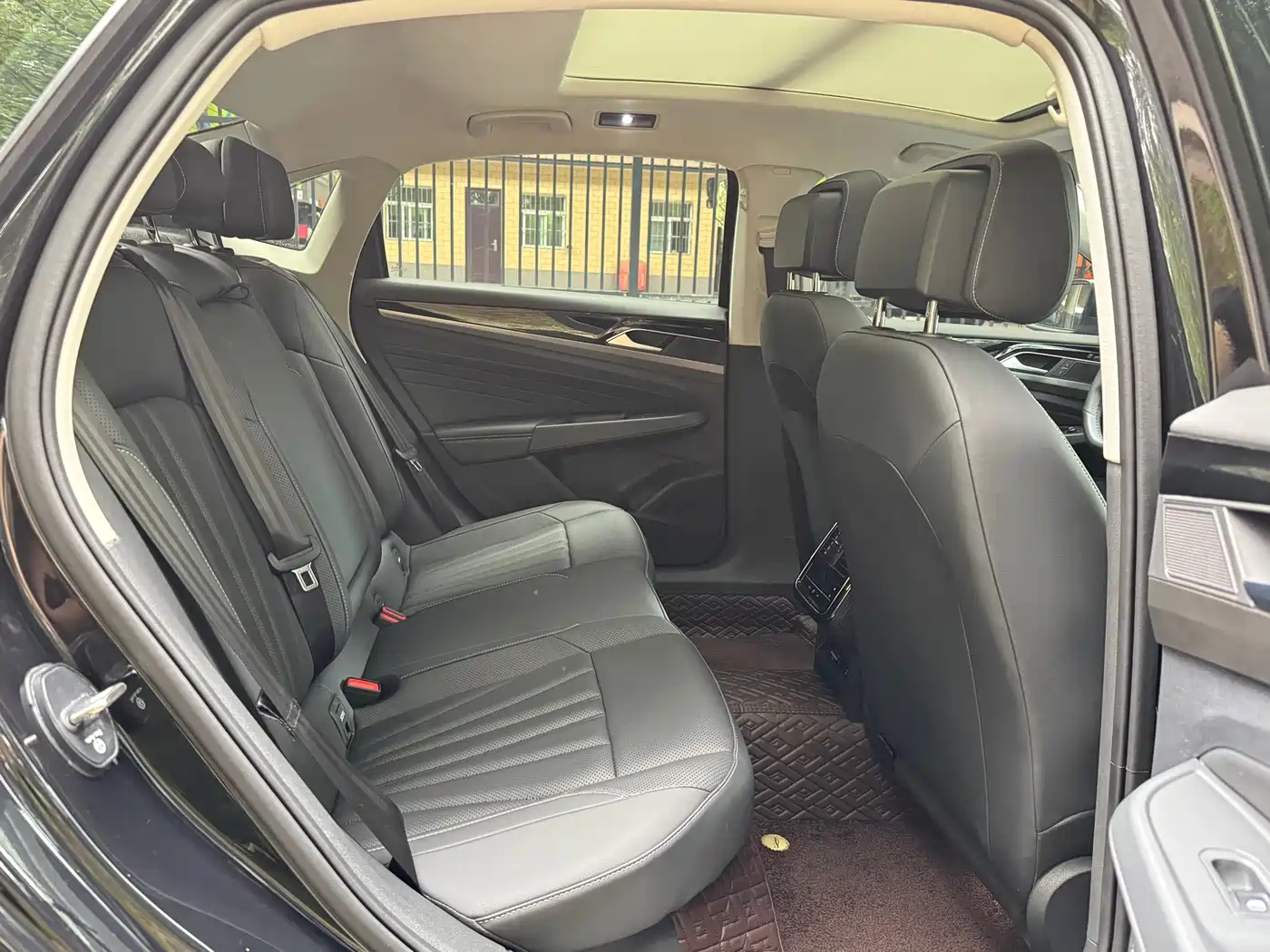 Volkswagen Passat 2025 Outstanding 380TSI Starlight Dragon Soaring Edition фото 8