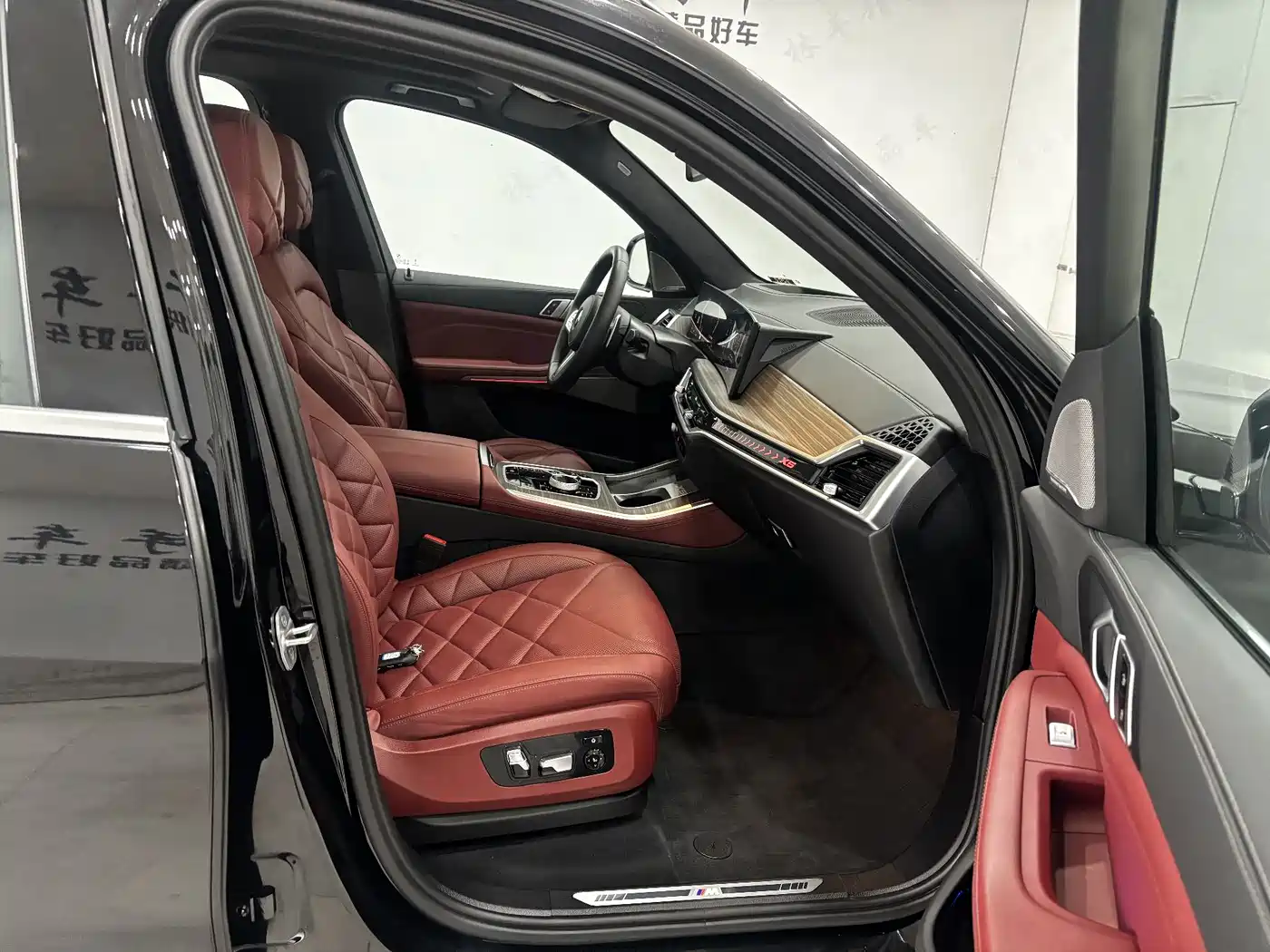 BMW X5 2025 Model xDrive 40Li M Sport Blackout Package фото 27