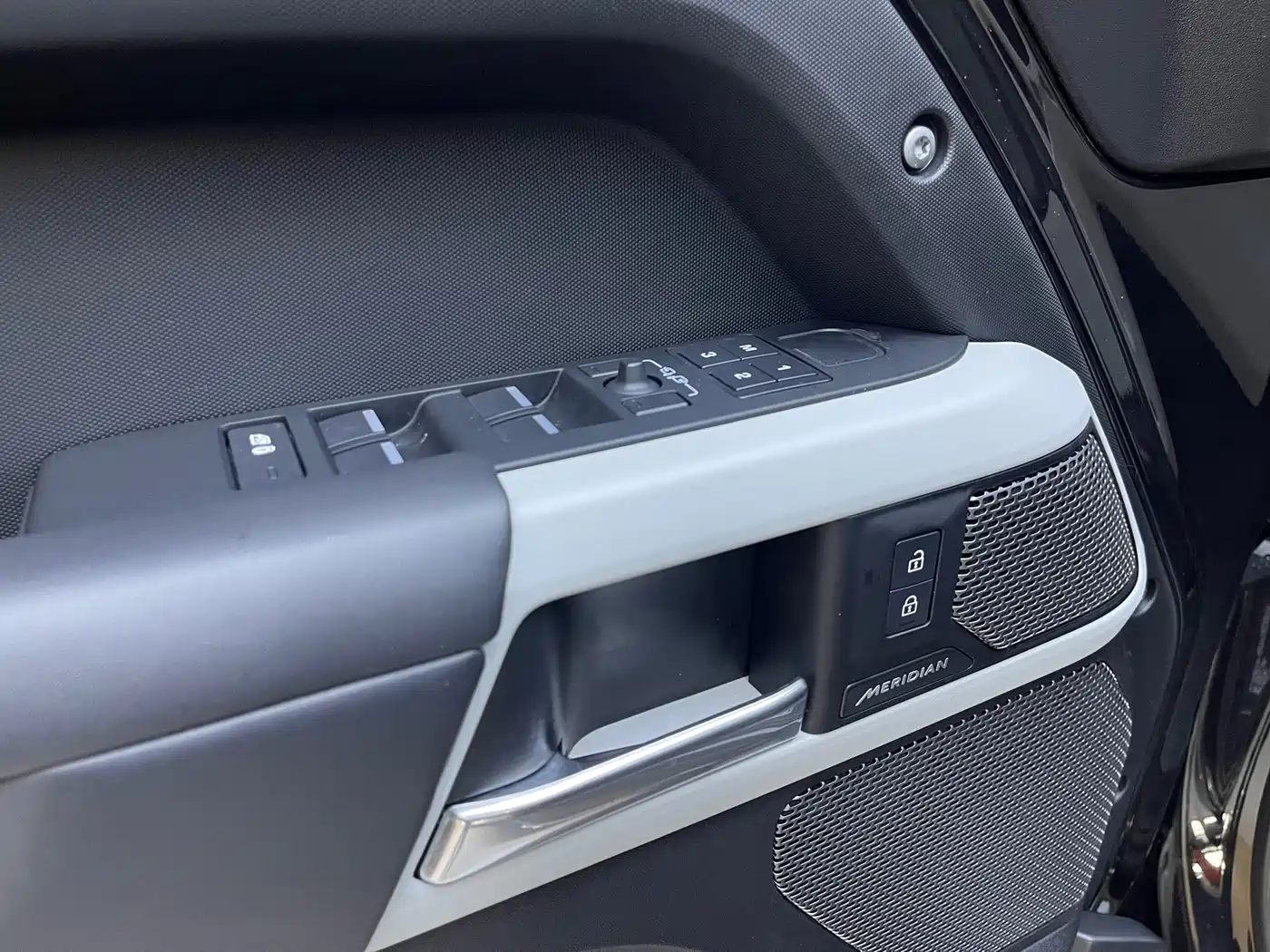 Land Rover Defender 2023 Model 110 3.0T P400 X-DYNAMIC HSE фото 14