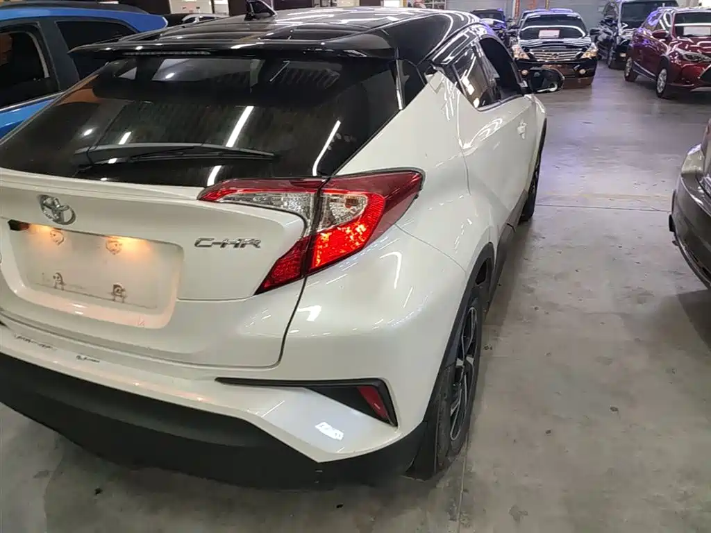 Toyota C-HR 2018 2.0L Leading Sunroof Edition V фото 8