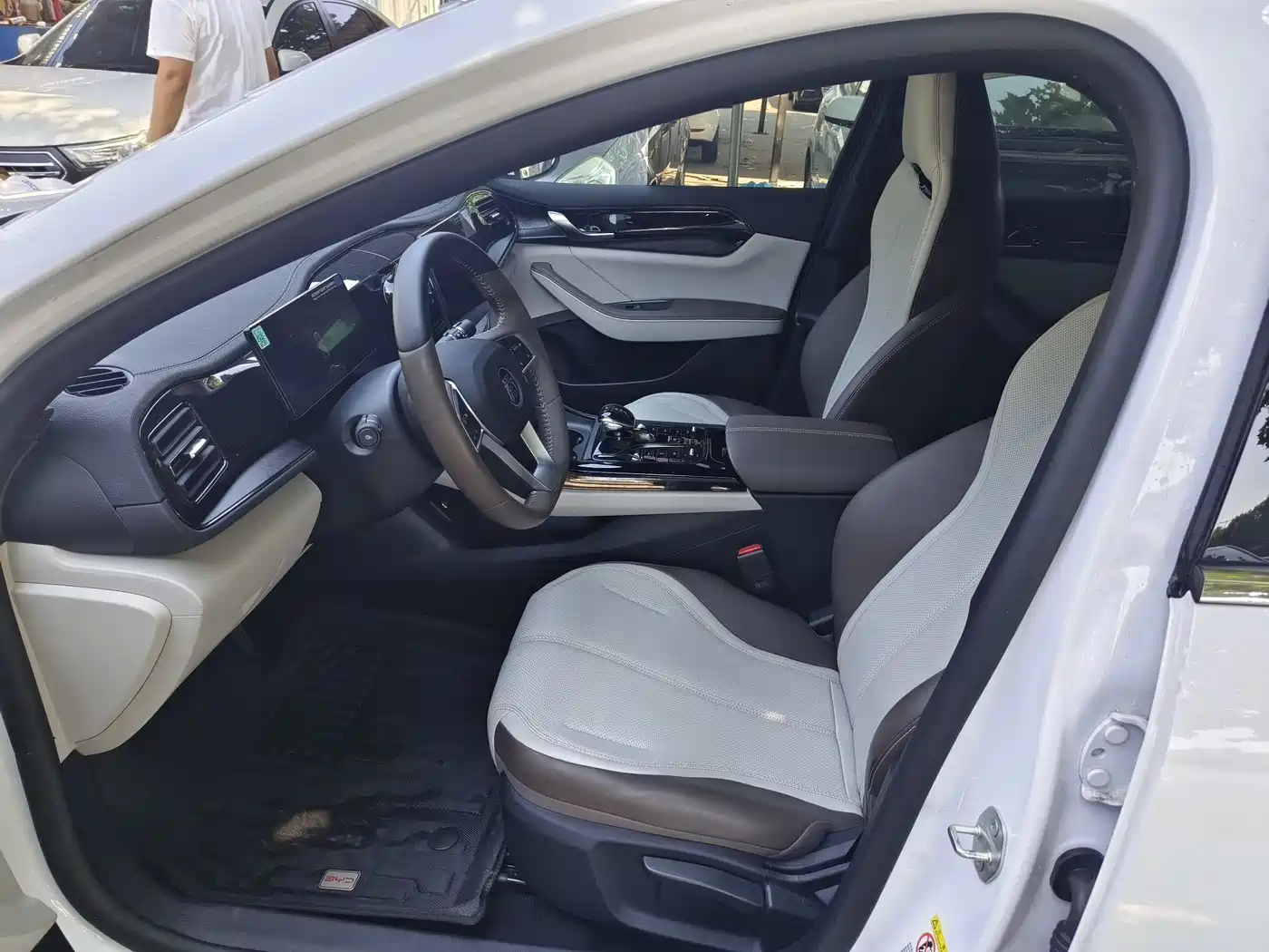 BYD Qin PLUS 2024 Glory Edition DM-i 55KM Leading фото 4