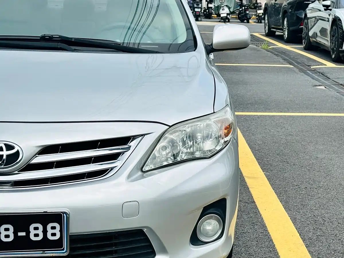 Toyota Corolla 2011 1.8L CVT GL-i Commemorative Edition фото 5
