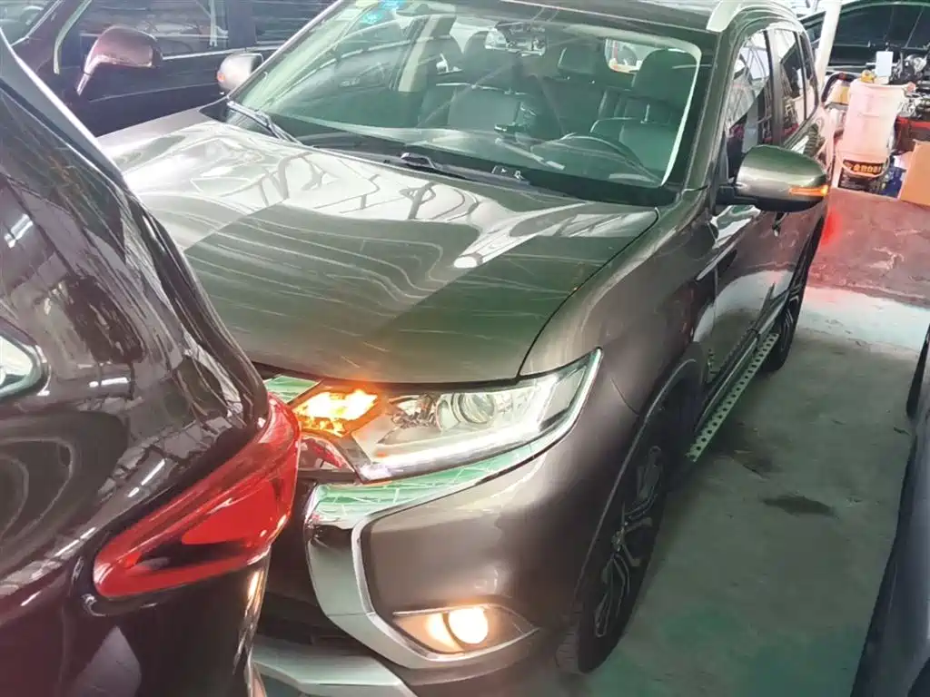 MITSUBISHI OUTLANDER