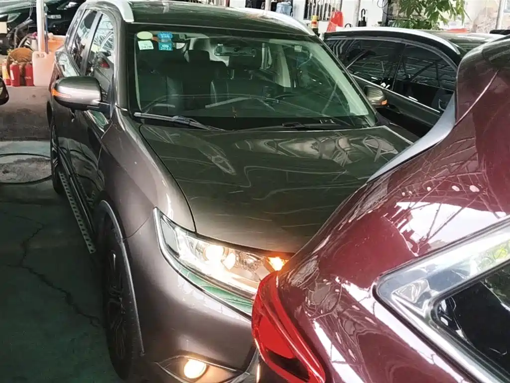 MITSUBISHI OUTLANDER