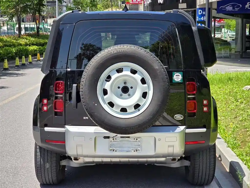 Land Rover Defender 2022 Model 90 2.0T P300 SE фото 4