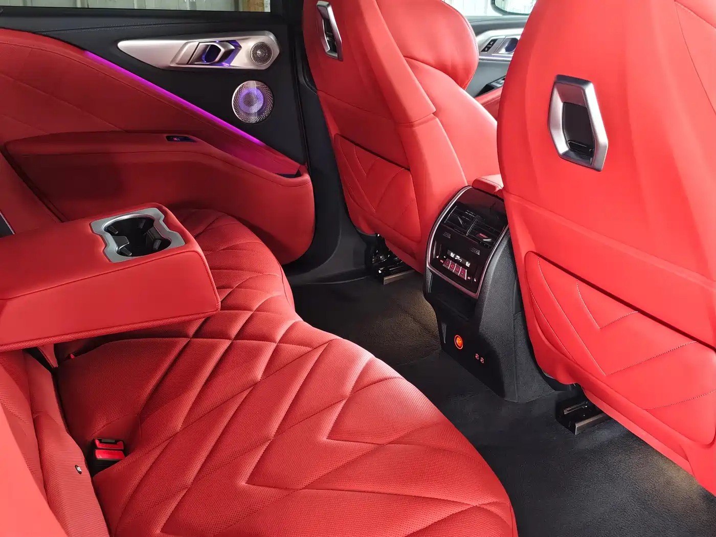 BMW XM 2023 50e фото 19
