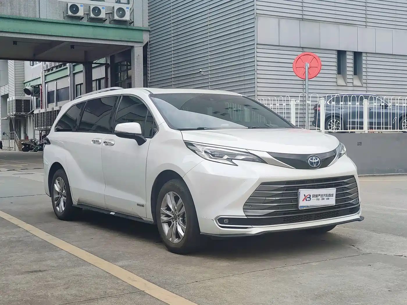 Toyota Sienna 2021 2.5L Hybrid Ultimate Edition фото 3