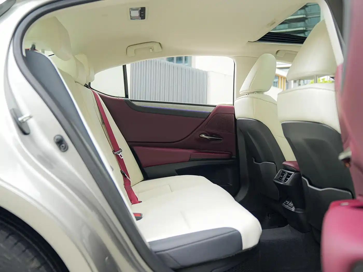 Lexus ES 2025 300h Ultimate Edition фото 15