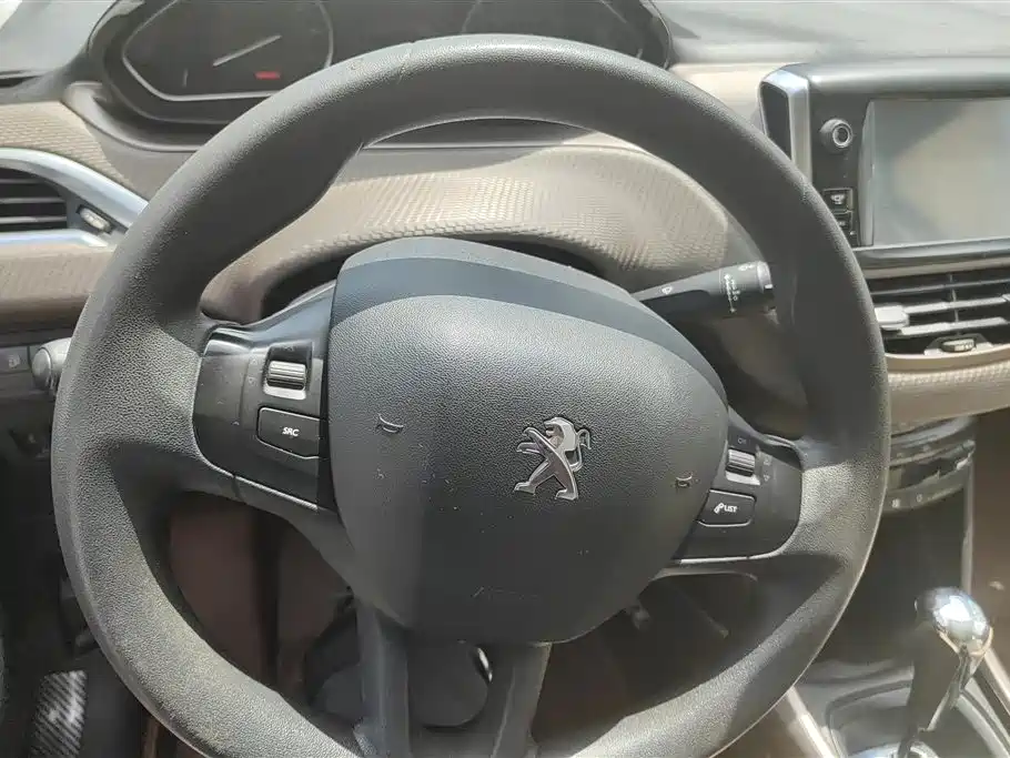 Peugeot 2008 2014 1.6L Automatic Navigation Edition фото 15