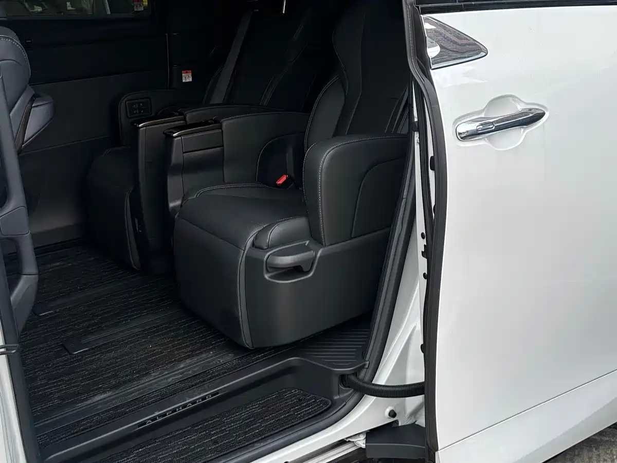 Toyota Alphard 2025 Hybrid 2.5L Ultimate Gold Edition фото 9