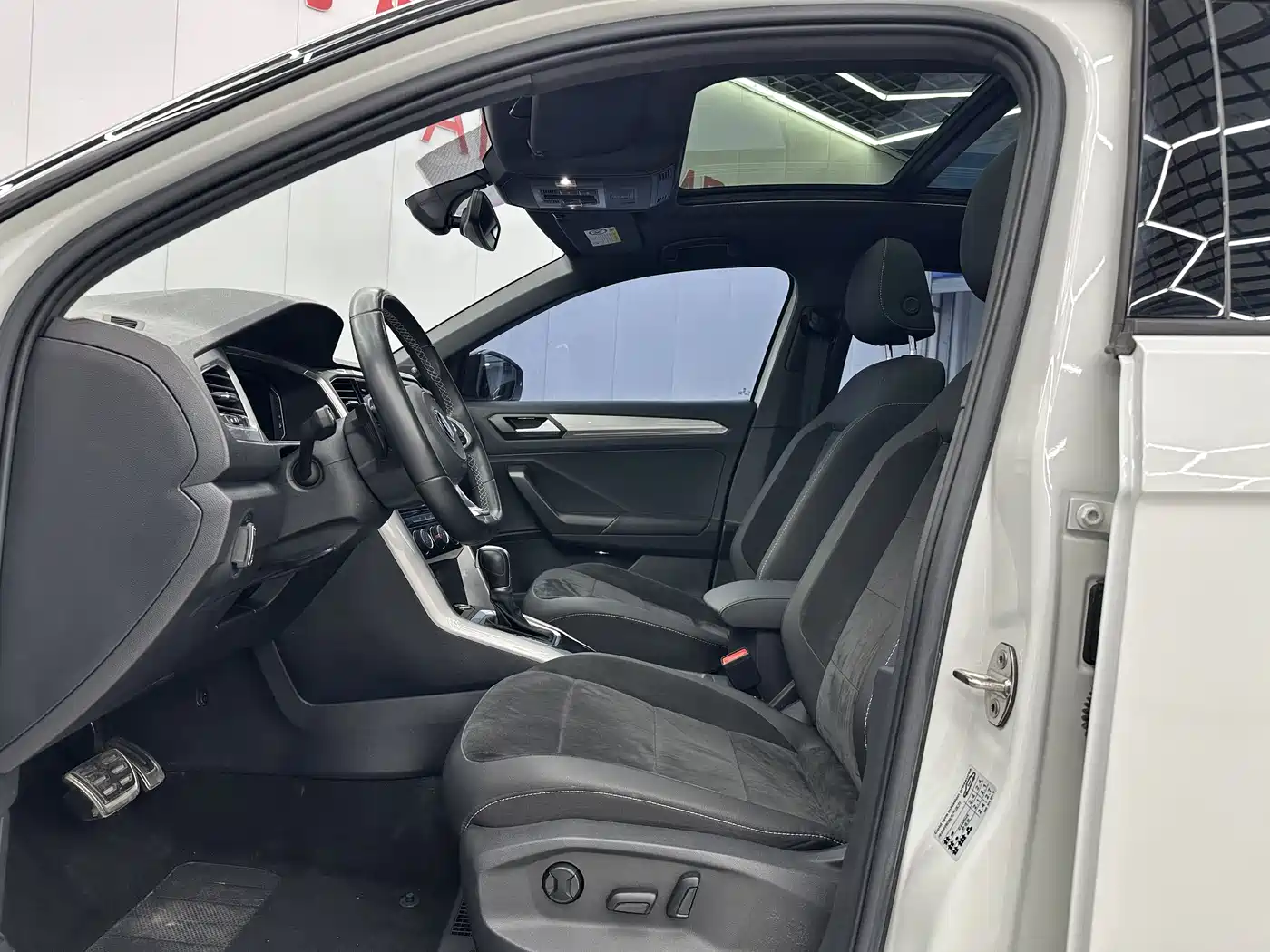 VOLKSWAGEN T-ROC EXPLORING SONGS