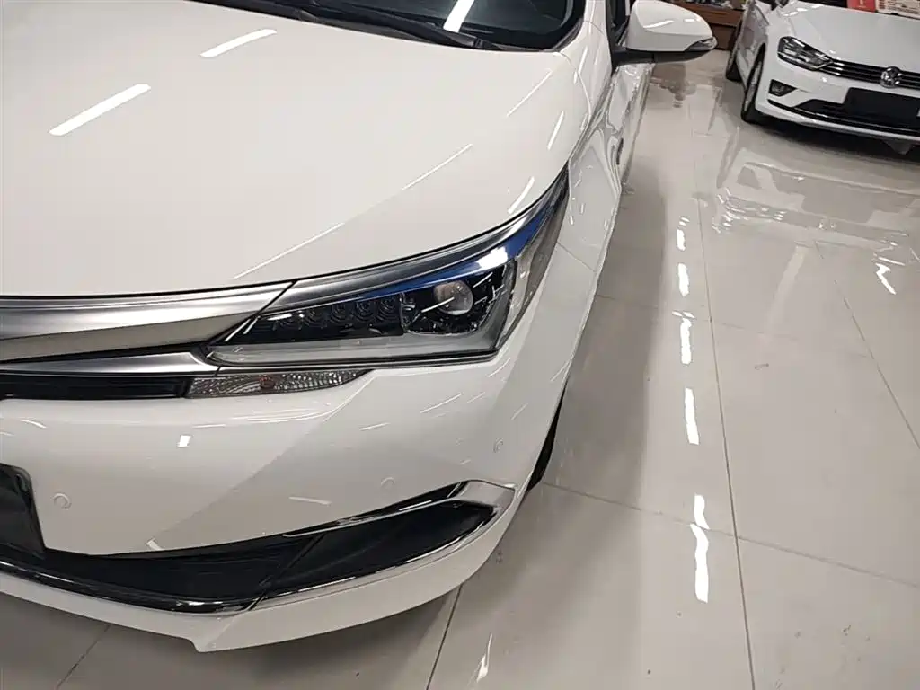 Toyota Corolla 2016 Dual Hybrid 1.8L E-CVT Elite Edition фото 24