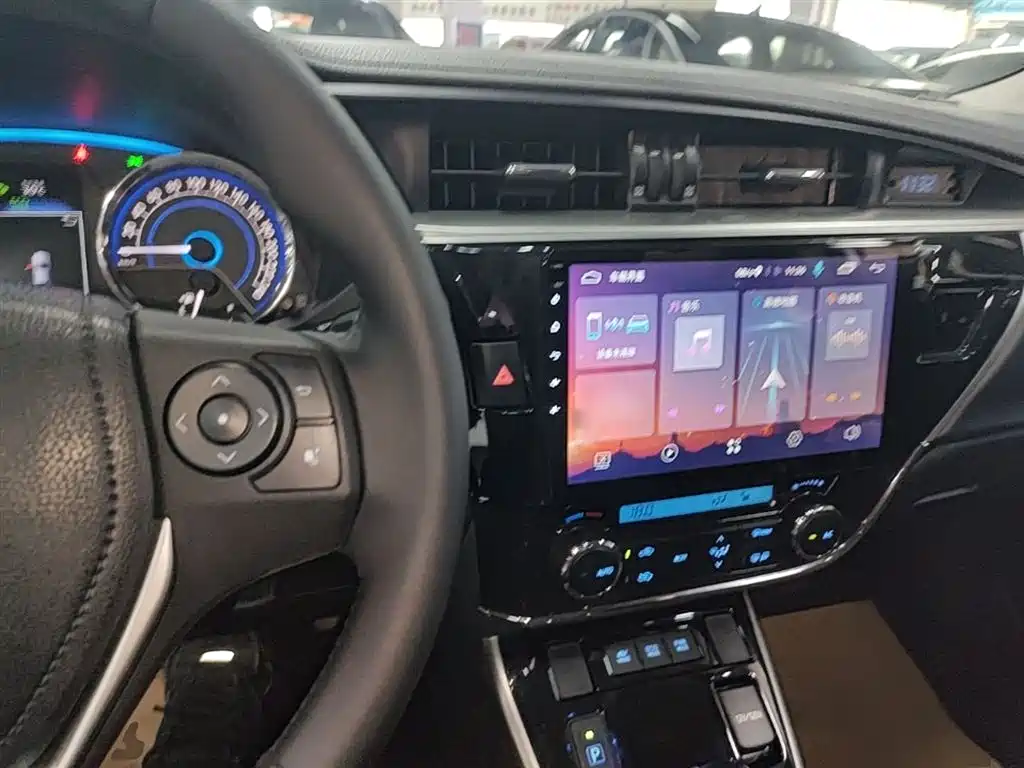 Toyota Corolla 2016 Dual Hybrid 1.8L E-CVT Elite Edition фото 10
