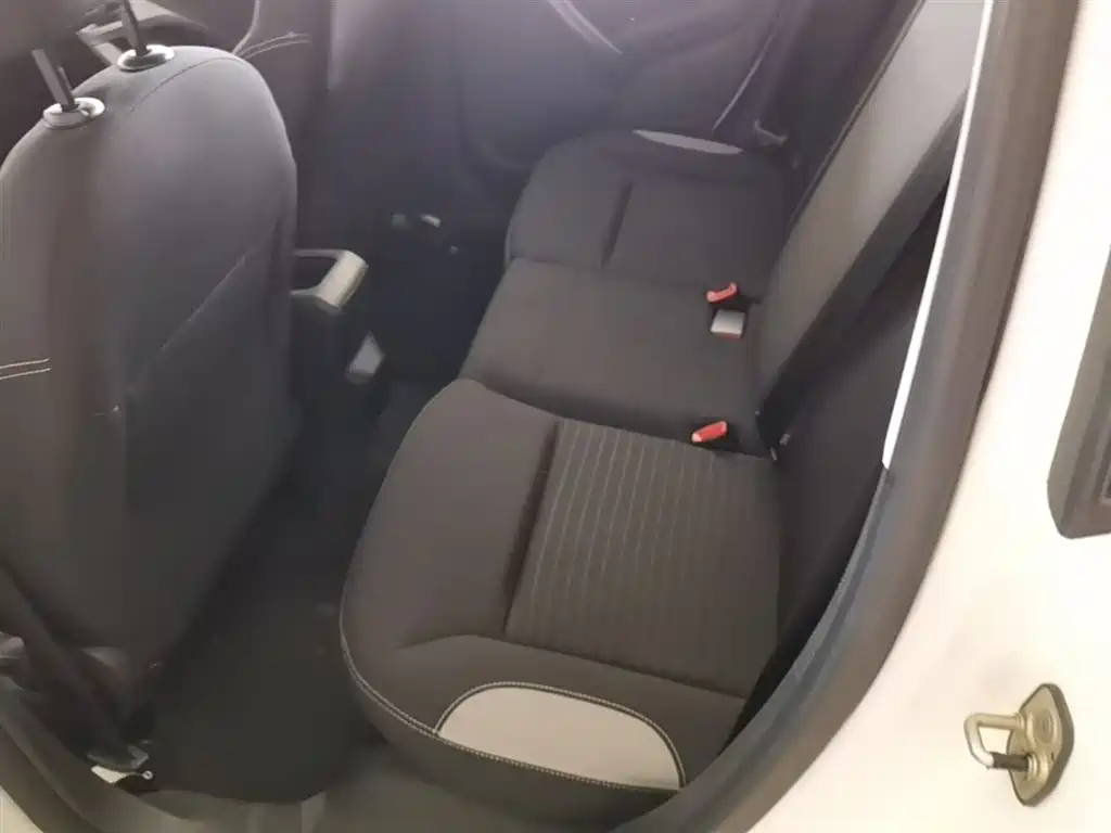 Peugeot 2008 2018 1.6L Automatic Trend Edition фото 17