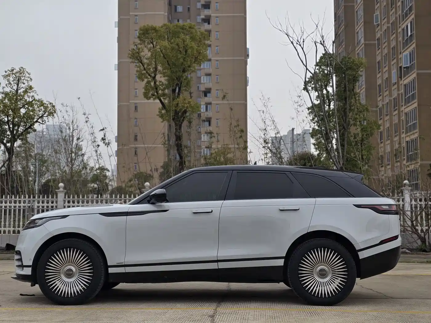 Land Rover Range Rover Velar 2022 250PS Golden Collector's Edition фото 4