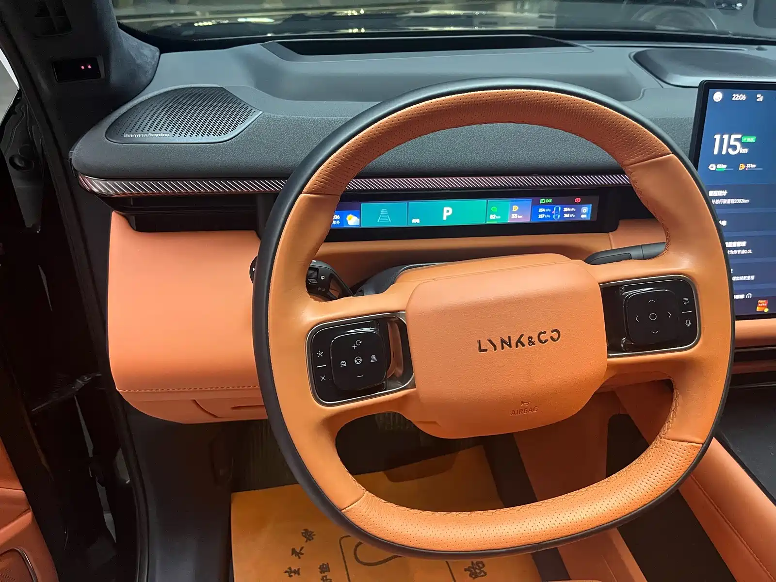 Photo 14 - Lynk & Co 900