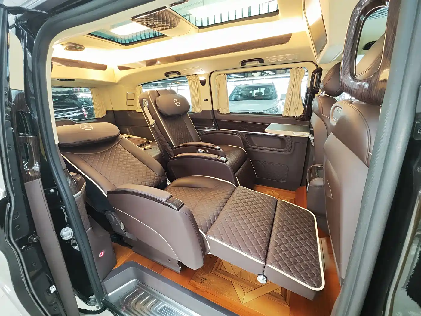 Mercedes-Benz V-Class 2017 Model V 260 L Premium Extended Edition фото 12