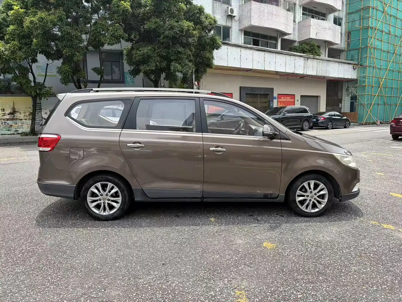 Baojun 730 2015 2014 1.5L Manual Luxury Navigation ESP Edition 7-Seater